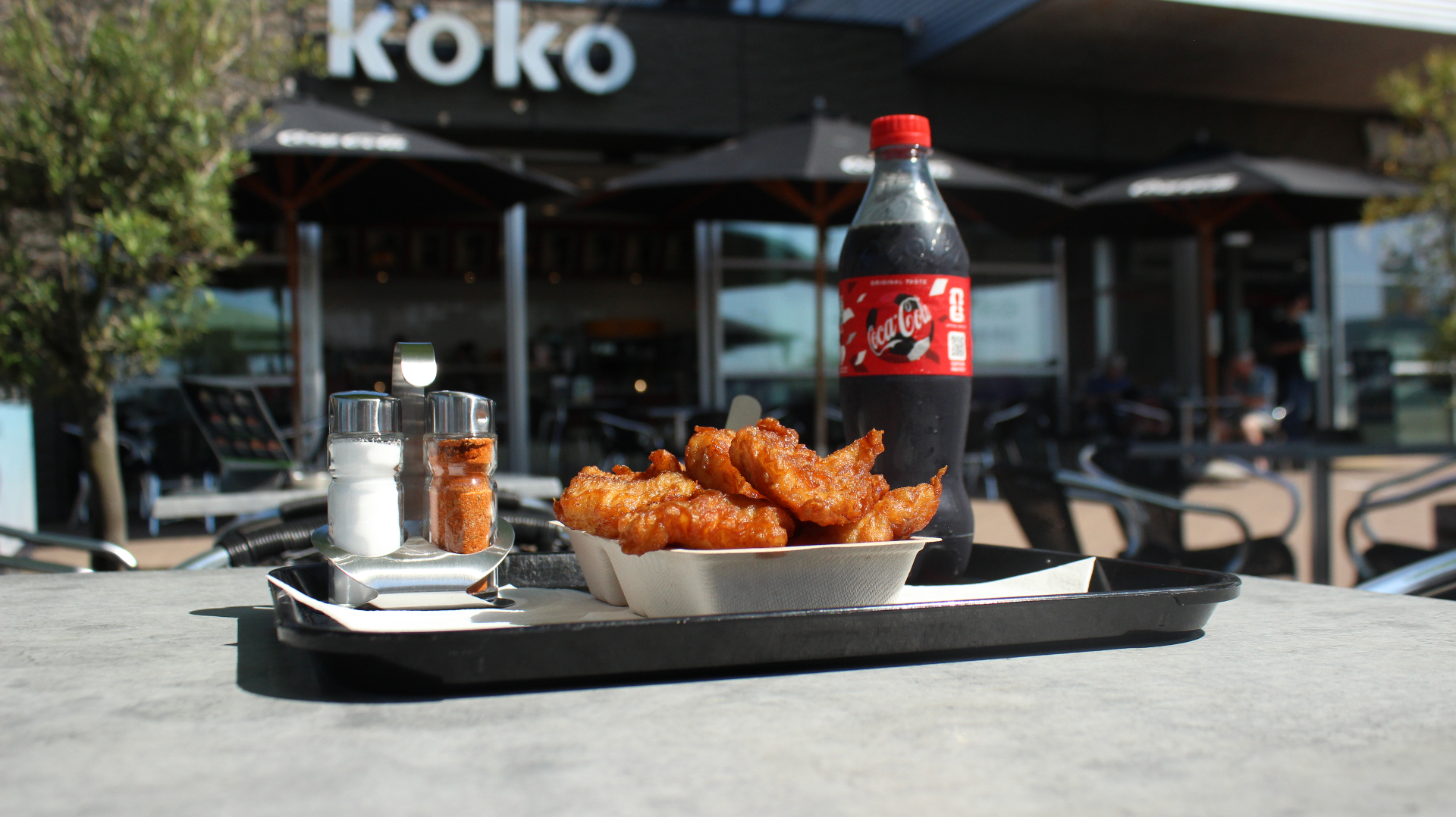 Verse kibbeling met saus van Cafetaria Koko