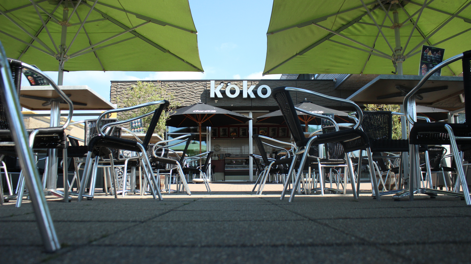 Terras van Koko met groene parasols